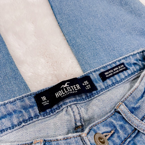 Hollister | Light Wash Mom Jeans - Picture 4 of 6